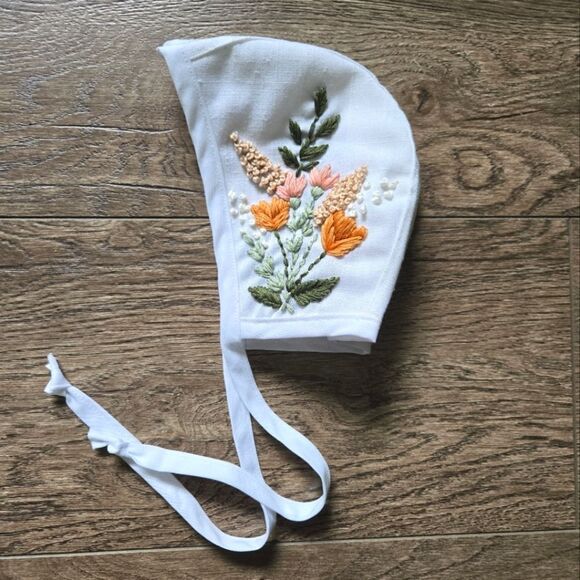 New Handmade Floral Embroidered White Baby Bonnet - Picture 1 of 3